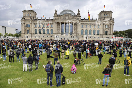 Kundgebung 'Luftbrücke jetzt! Schafft sichere Fluchtwege aus Afghanistan!' in Berlin
