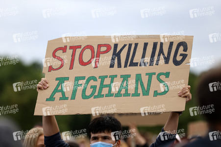 Kundgebung 'Luftbrücke jetzt! Schafft sichere Fluchtwege aus Afghanistan!' in Berlin