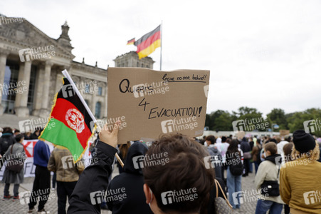 Kundgebung 'Luftbrücke jetzt! Schafft sichere Fluchtwege aus Afghanistan!' in Berlin
