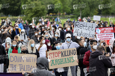 Kundgebung 'Luftbrücke jetzt! Schafft sichere Fluchtwege aus Afghanistan!' in Berlin