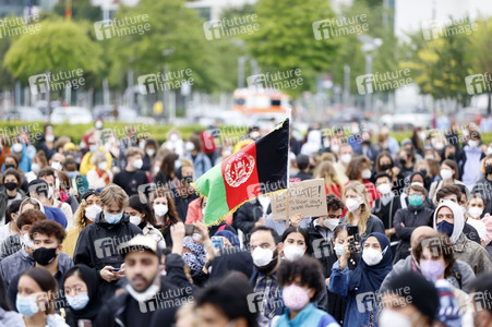 Kundgebung 'Luftbrücke jetzt! Schafft sichere Fluchtwege aus Afghanistan!' in Berlin