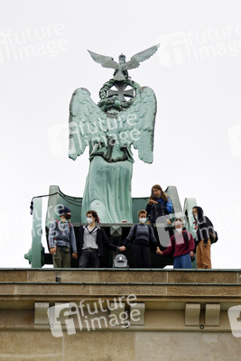 Klimaschutz-Aktivisten auf dem Brandenburger Tor in Berlin