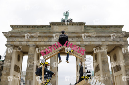 Klimaschutz-Aktivisten auf dem Brandenburger Tor in Berlin