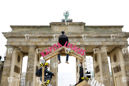 Klimaschutz-Aktivisten auf dem Brandenburger Tor in Berlin