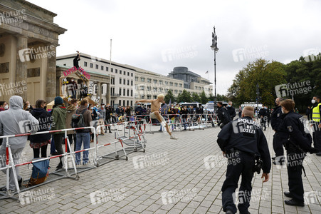 Klimaschutz-Aktivisten auf dem Brandenburger Tor in Berlin