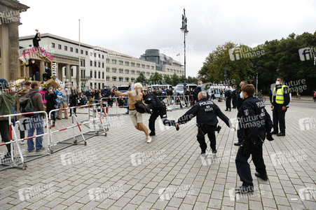 Klimaschutz-Aktivisten auf dem Brandenburger Tor in Berlin