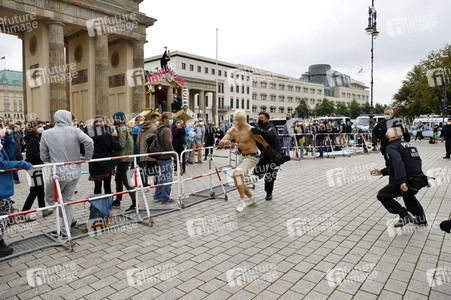 Klimaschutz-Aktivisten auf dem Brandenburger Tor in Berlin