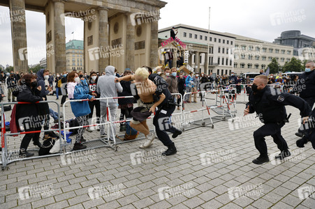 Klimaschutz-Aktivisten auf dem Brandenburger Tor in Berlin