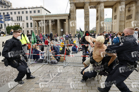 Klimaschutz-Aktivisten auf dem Brandenburger Tor in Berlin
