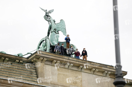 Klimaschutz-Aktivisten auf dem Brandenburger Tor in Berlin