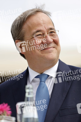 Armin Laschet bei der Inbetriebnahme das Pumpwerks Oberhausen