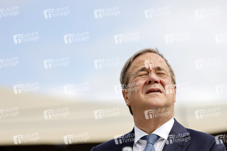 Armin Laschet bei der Inbetriebnahme das Pumpwerks Oberhausen