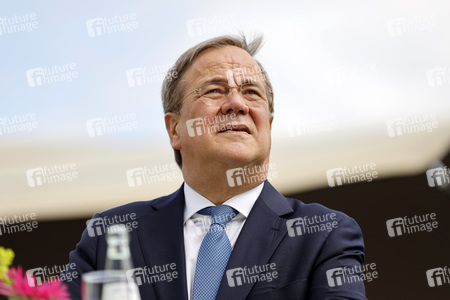 Armin Laschet bei der Inbetriebnahme das Pumpwerks Oberhausen