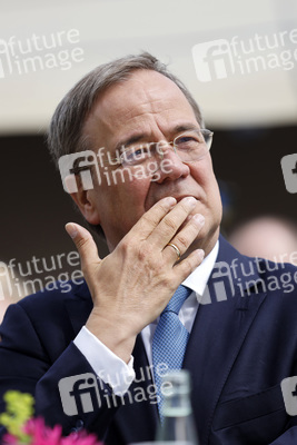 Armin Laschet bei der Inbetriebnahme das Pumpwerks Oberhausen