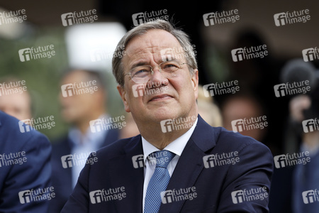 Armin Laschet bei der Inbetriebnahme das Pumpwerks Oberhausen