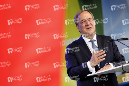 Armin Laschet bei der Inbetriebnahme das Pumpwerks Oberhausen