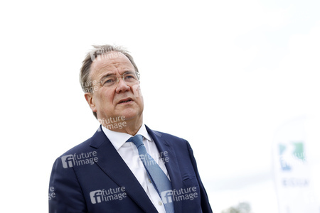 Armin Laschet bei der Inbetriebnahme das Pumpwerks Oberhausen