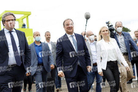 Armin Laschet bei der Inbetriebnahme das Pumpwerks Oberhausen