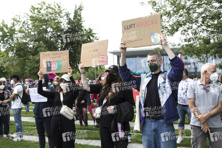 Demonstration 'Luftbrücke jetzt! Schafft sichere Fluchtwege aus Afghanistan!' in Berlin