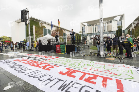 Demonstration 'Luftbrücke jetzt! Schafft sichere Fluchtwege aus Afghanistan!' in Berlin