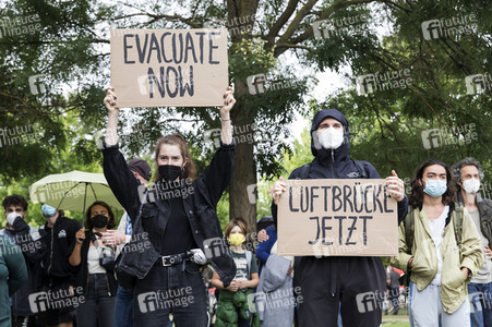 Demonstration 'Luftbrücke jetzt! Schafft sichere Fluchtwege aus Afghanistan!' in Berlin