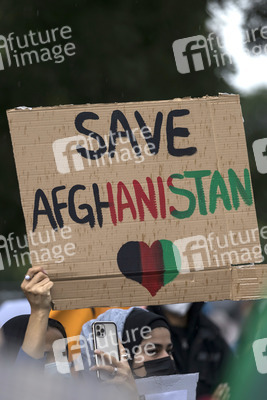 Demonstration 'Luftbrücke jetzt! Schafft sichere Fluchtwege aus Afghanistan!' in Berlin