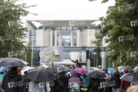 Demonstration 'Luftbrücke jetzt! Schafft sichere Fluchtwege aus Afghanistan!' in Berlin