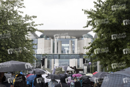 Demonstration 'Luftbrücke jetzt! Schafft sichere Fluchtwege aus Afghanistan!' in Berlin