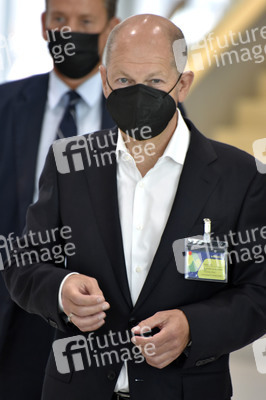 Olaf Scholz besucht die Merck KGaA in Darmstadt