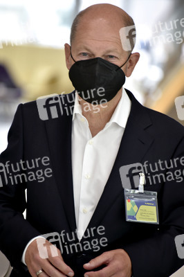 Olaf Scholz besucht die Merck KGaA in Darmstadt