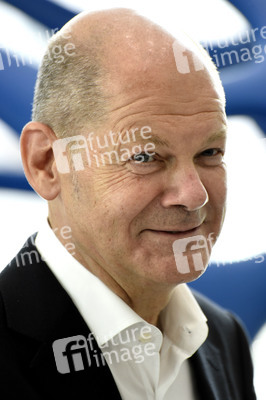 Olaf Scholz besucht die Merck KGaA in Darmstadt