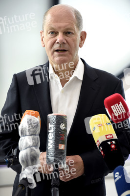 Olaf Scholz besucht die Merck KGaA in Darmstadt