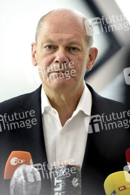 Olaf Scholz besucht die Merck KGaA in Darmstadt