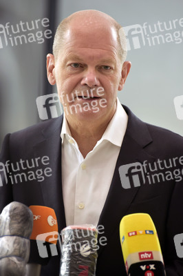 Olaf Scholz besucht die Merck KGaA in Darmstadt