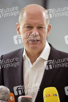 Olaf Scholz besucht die Merck KGaA in Darmstadt