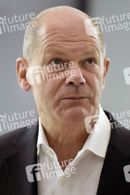 Olaf Scholz besucht die Merck KGaA in Darmstadt