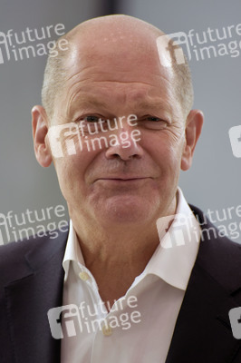 Olaf Scholz besucht die Merck KGaA in Darmstadt