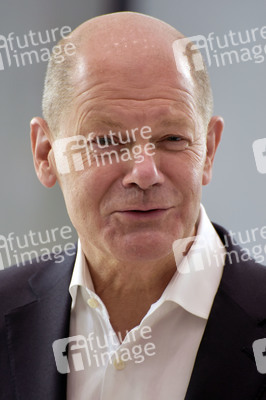 Olaf Scholz besucht die Merck KGaA in Darmstadt