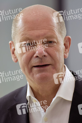 Olaf Scholz besucht die Merck KGaA in Darmstadt