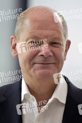 Olaf Scholz besucht die Merck KGaA in Darmstadt