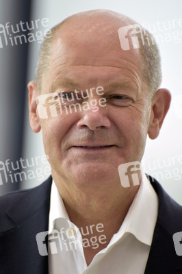 Olaf Scholz besucht die Merck KGaA in Darmstadt