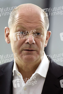 Olaf Scholz besucht die Merck KGaA in Darmstadt