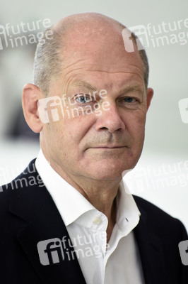 Olaf Scholz besucht die Merck KGaA in Darmstadt