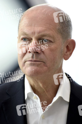 Olaf Scholz besucht die Merck KGaA in Darmstadt