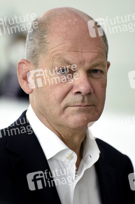 Olaf Scholz besucht die Merck KGaA in Darmstadt