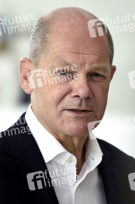 Olaf Scholz besucht die Merck KGaA in Darmstadt