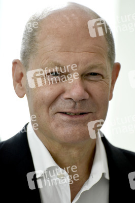 Olaf Scholz besucht die Merck KGaA in Darmstadt