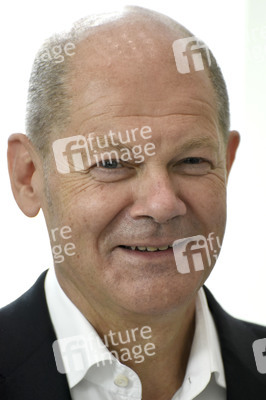 Olaf Scholz besucht die Merck KGaA in Darmstadt