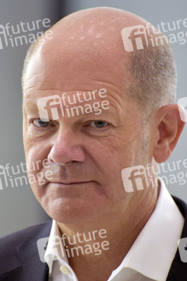 Olaf Scholz besucht die Merck KGaA in Darmstadt