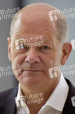 Olaf Scholz besucht die Merck KGaA in Darmstadt